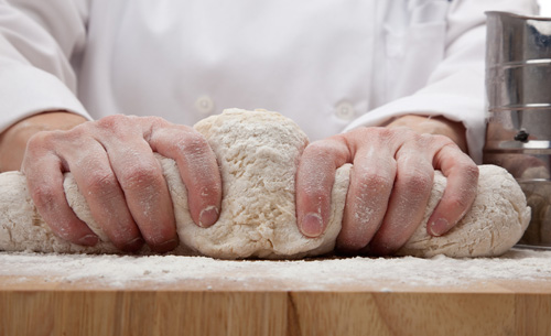Proceso de amasado de pan de masa madre